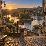 Tourisme autour de beaulieu sur dordogne : quais de la Dordogne au golden hour, vue depuis une ruelle