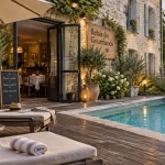 Logis relais des gourmands à Gramat : terrasse avec piscine et accueil